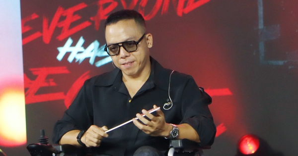 Hoàng Touliver ngồi xe lăn tại fan meeting: U888 đồng hành cùng cộng đồng giải trí - hình ảnh - slotu888.com Hoàng Touliver ngồi xe lăn tại fan meeting: U888 đồng hành cùng cộng đồng giải trí - hình ảnh - slotu888.com