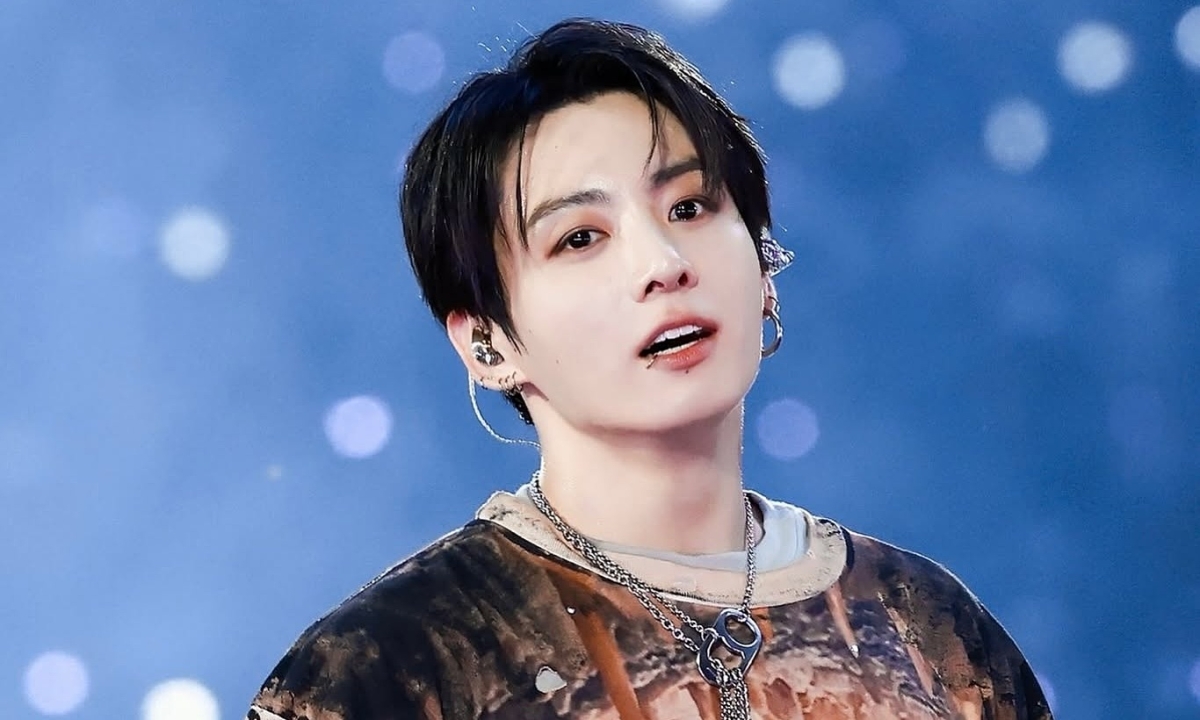 Jungkook BTS diện jeans rách của nhà thiết kế Việt trên sân khấu - hình ảnh - slotu888.com